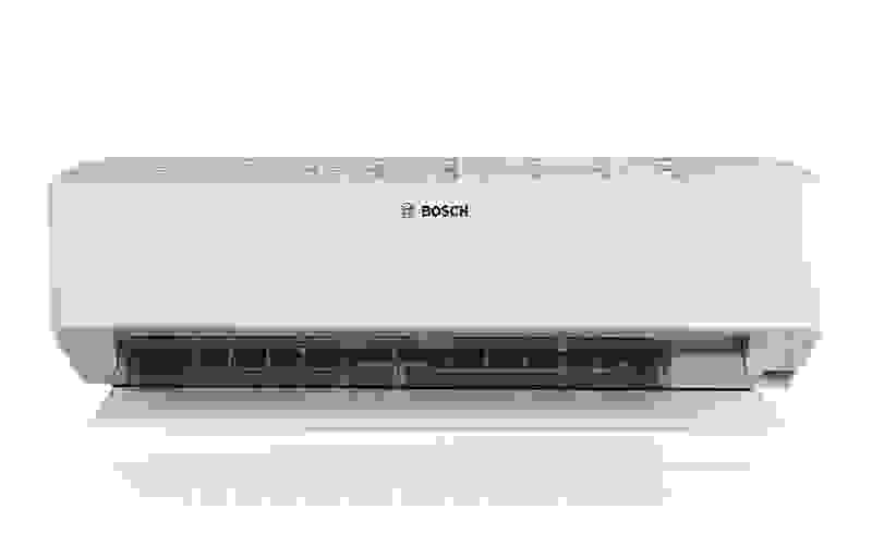 Bosch Climate 6100i och 8100i luft/luftvärmepump med vit design och öppen frontpanel, som visar inre komponenter